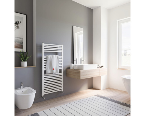 Moderní koupelna s radiátorem na ručníky, umyvadlem, zrcadlem a bidetem
