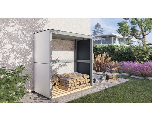 Dřevník s naskládaným palivovým dřívím na zahradě.