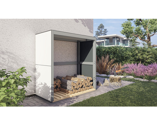 Sklad dřeva se dřevem na terase v zahradě