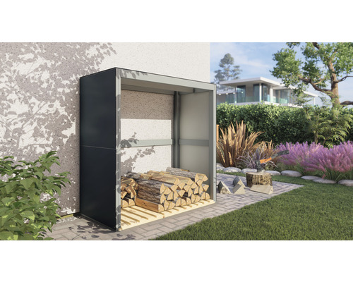 Kovový sklad dřeva s poleny na zahradě