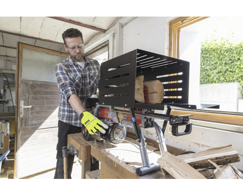 Muž obsluhuje štípačku dřeva s bezpečnostním zařízením