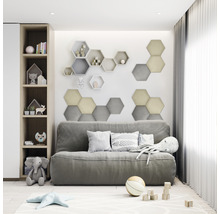 Dětský pokoj s policemi, pohovkou a hračkami