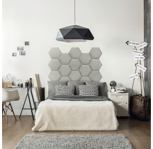 Ložnice s postelí, nočním stolkem, psacím stolem a geometrickou lampou