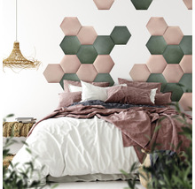 Ložnice s postelí, textiliemi a nástěnnými panely ve tvaru šestiúhelníků