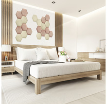 Světlá ložnice s postelí a šestihrannou nástěnnou dekorací