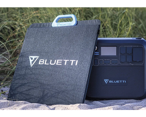 Solární panel a napájecí stanice Bluetti na písku