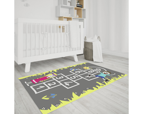 Dětský pokoj s kobercem se vzorem skákacího panáka, dětskou postýlkou a policemi