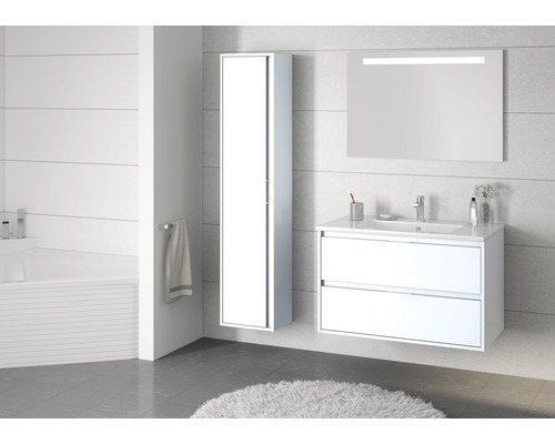 Světlá koupelna s umyvadlovou skříňkou, zrcadlovou skříňkou a vysokou skříňkou