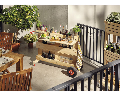 Dřevěný barový vozík s nápoji a sklenicemi na terase
