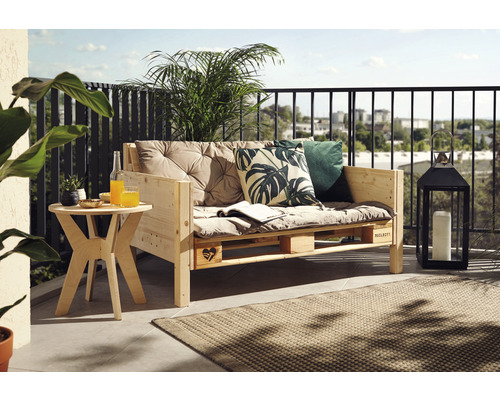 Balkonová scéna s paletovou pohovkou, polštáři, odkládacím stolkem, nápoji, dekorací a venkovním kobercem