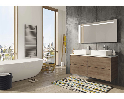 Světlá koupelna s vanou, umyvadlovou skříňkou se dvěma umyvadly a osvětleným zrcadlem