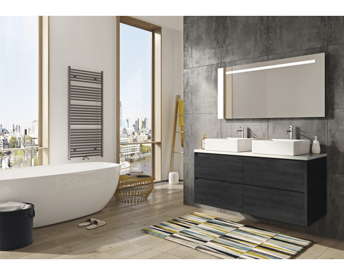 Koupelna s vanou, umyvadlová skříňka se dvěma umyvadly, zrcadlo s osvětlením a ohřívač ručníků.