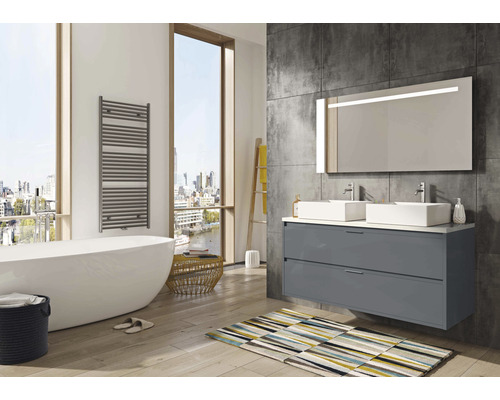 Světlá koupelna s vanou, umyvadlová skříňka se dvěma umyvadly a osvětleným zrcadlem