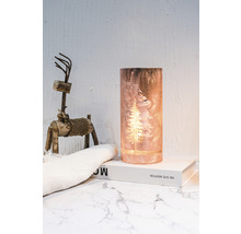 Dekorativní stolní lampa s designem stromu vedle dřevěné figurky soba