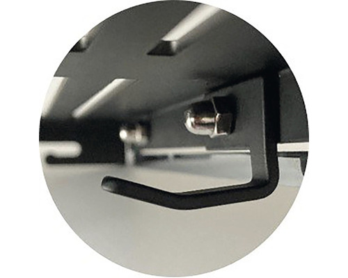 Detailní pohled na upevnění panelu na nářadí s háčky