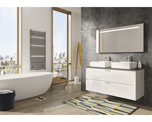 Světlá koupelna s vanou, umyvadlovou skříňkou se dvěma umyvadly a vyhřívaným věšákem na ručníky