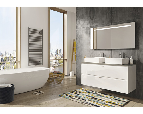 Světlá koupelna s vanou, umyvadlem se dvěma umyvadly a vyhřívaným sušákem ručníků