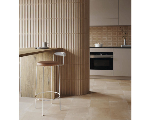 Světlá kuchyně s barovou stoličkou, rýhovaným obkladem stěn a dlažbou