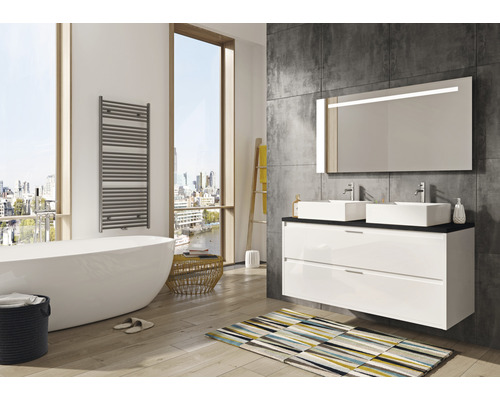 Moderní koupelna s vanou, umyvadlovou skříňkou se dvěma umyvadly a vyhřívaným sušákem na ručníky