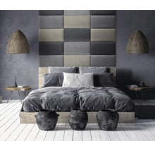 Ložnice s postelí, nočními stolky a dekorativními prvky pro útulnou atmosféru