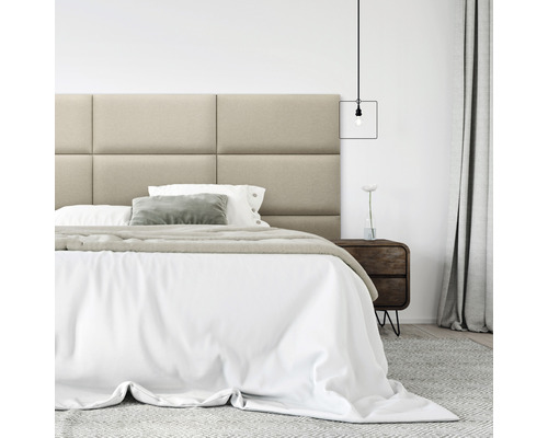 Ložnice s čalouněným čelem postele, postelí a nočním stolkem