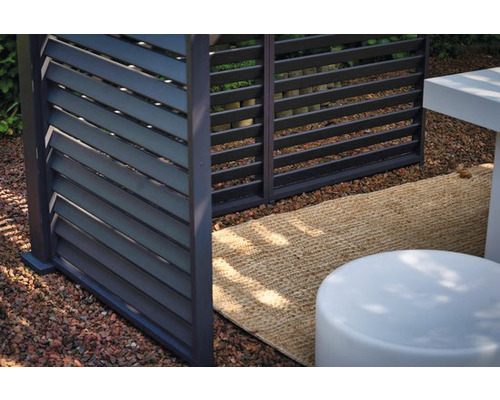 Detailní pohled na moderní zástěnu s horizontálními lamelami v zahradě.