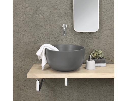 Koupelnové umyvadlo se zrcadlem, baterií, ručníkem a dávkovačem mýdla