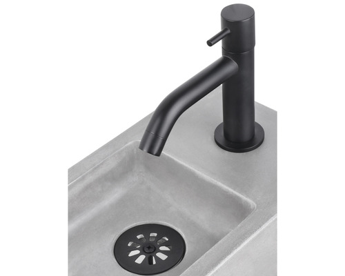 Umyvadlová baterie v černé barvě na betonovém umyvadle s odtokovou soupravou