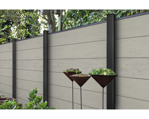 Plastový zahradní plot s ocelovými sloupky