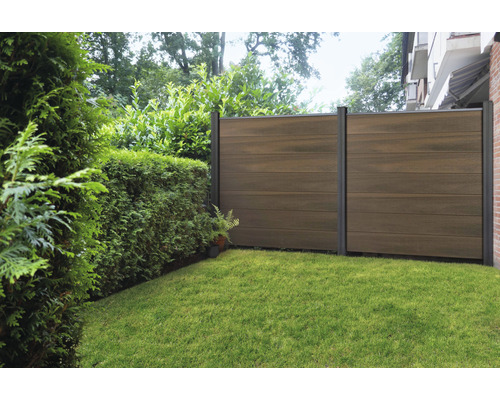 Zahradní scéna s dřevěným zástěnou a rostlinami