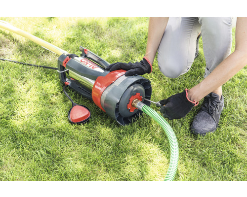 Osoba připevňuje zahradní hadici k hlubinnému čerpadlu AL-KO na trávníku.