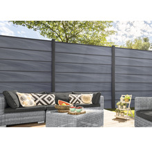 Plastový zahradní plot se sedací soupravou na zahradě