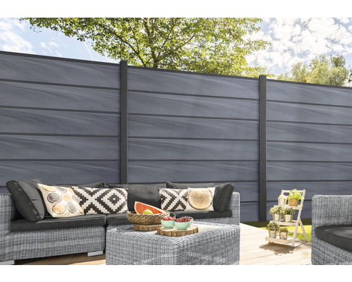 Plastový zahradní plot se sedací soupravou na zahradě