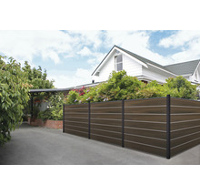 Dřevěný a kovový plot na ochranu soukromí v exteriéru