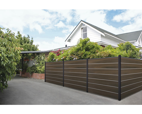 Dřevěný a kovový plot na ochranu soukromí v exteriéru