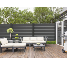 Terasa s lounge nábytkem, grilem a zástěnou