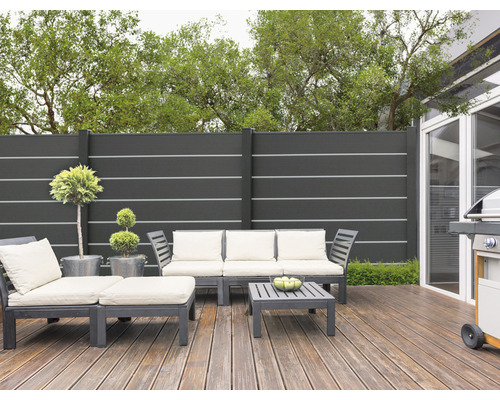 Terasa s lounge nábytkem, grilem a zástěnou