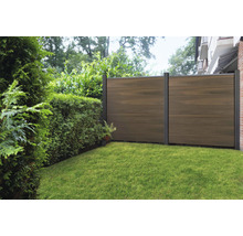 Zahrada s dřevěným plotem a upraveným trávníkem