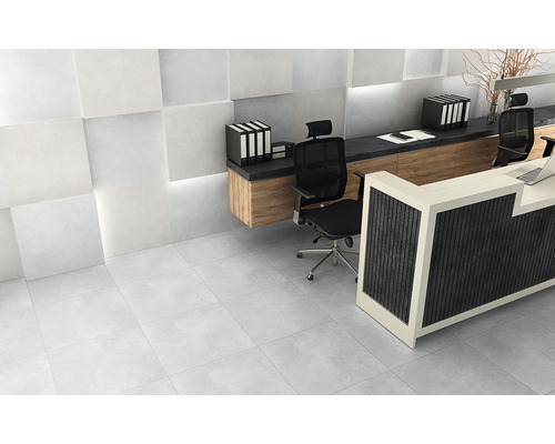 Kancelář se světle šedou dlažbou, recepcí a psacími stoly