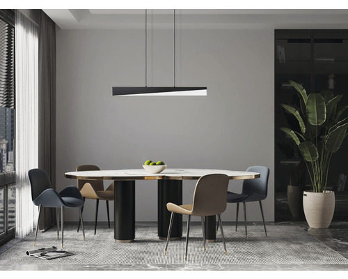 Jídelna s jídelním stolem, židlemi a závěsným svítidlem