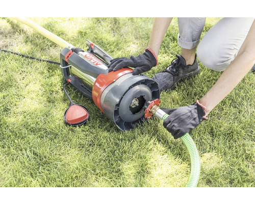 Osoba připojuje zahradní hadici k zahradnímu čerpadlu AL-KO