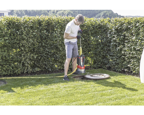Muž obsluhuje kalové čerpadlo Al-Ko na zahradě