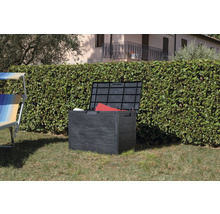 Otevřený zahradní box z plastu na trávníku před živým plotem.