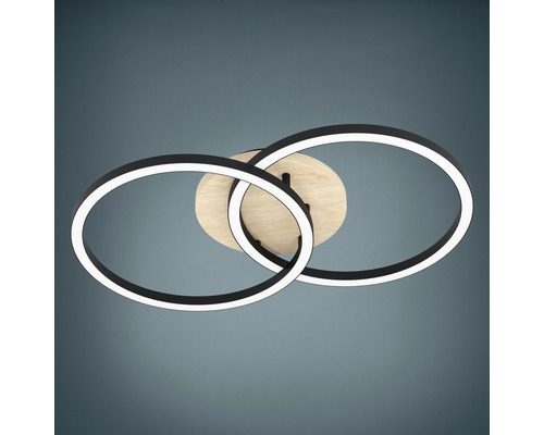 Stropní svítidlo se dvěma vzájemně propojenými kruhy a kulatým dřevěným držákem.