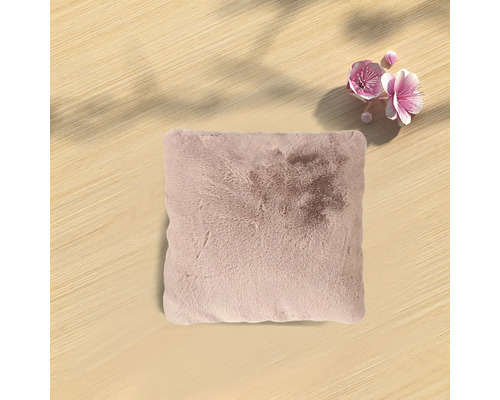 Čtvercový dekorativní polštář s kožešinovou strukturou