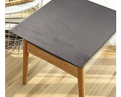 Šedá židle s textilním potahem na dřevěných nohách