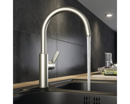 Kuchyňská baterie s vysokým výtokem a tekoucí vodou