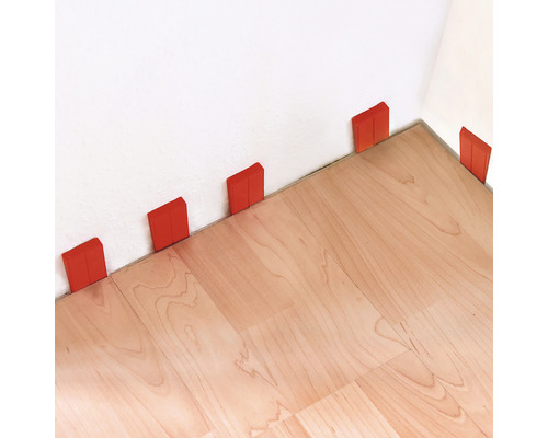 Pokládka laminátu s distančními klíny u zdi