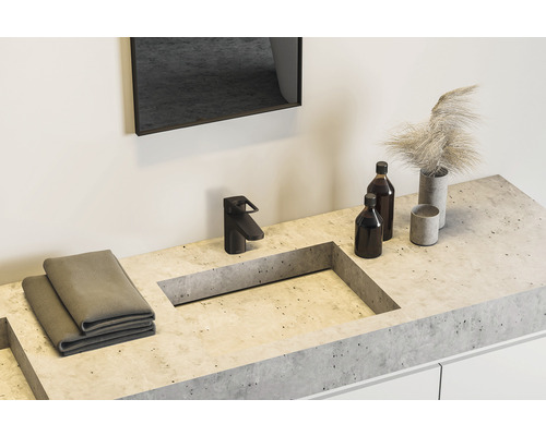 Koupelnové umyvadlo s baterií, ručníky, lahve a dekorace