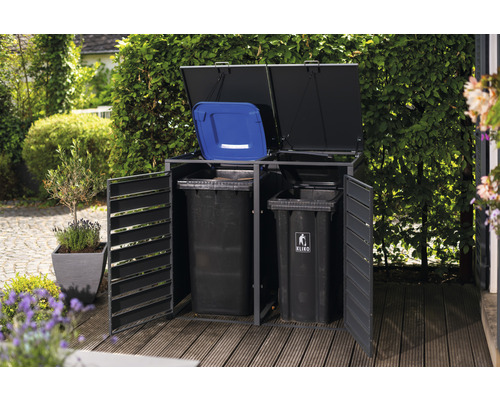 Box na popelnice se dvěma popelnicemi a otevřeným víkem na zahradě